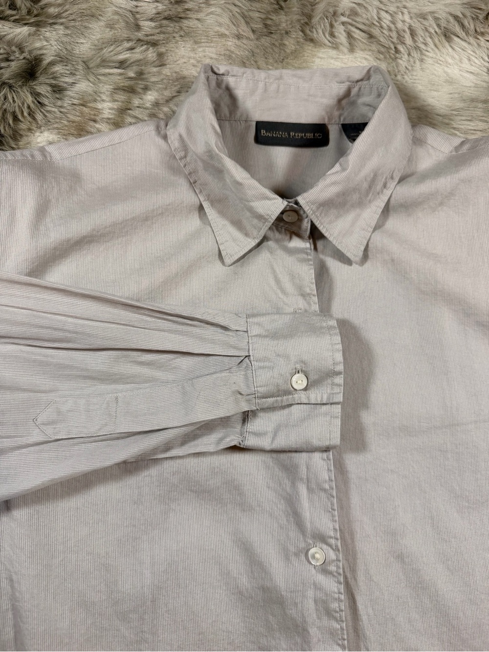 Vintage 90s Banana Republic Women’s Medium Light Gray Button-Down Shirt